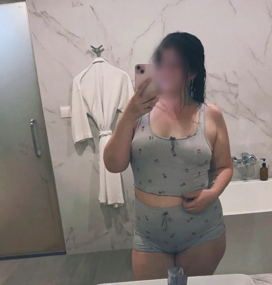 Claudia, 27